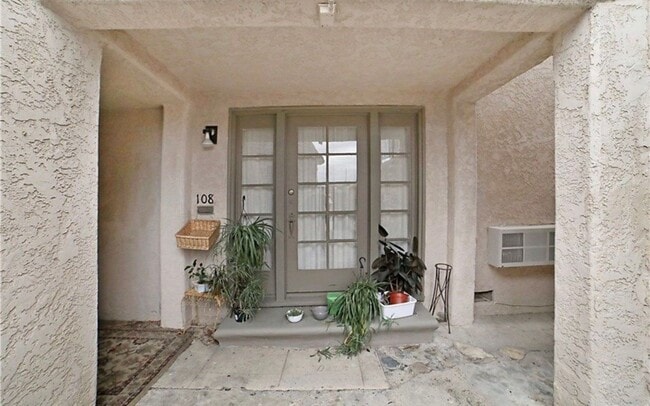 Photo - 108 E Date St Apartment