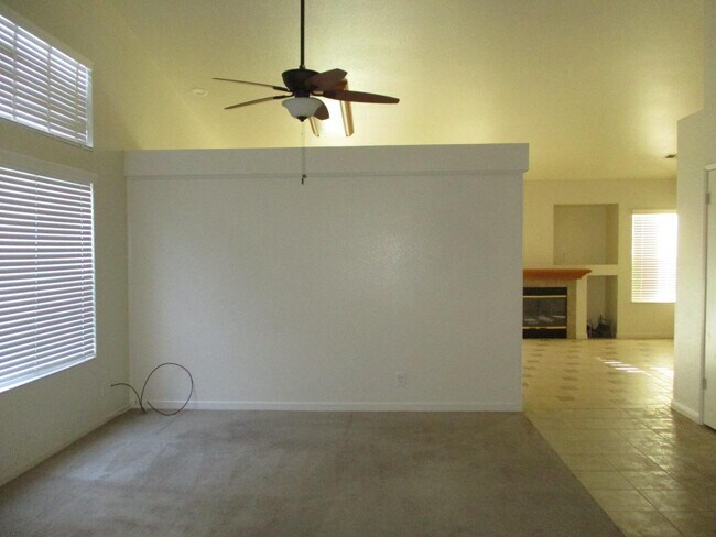 Building Photo - 2010 Evelyns Dr