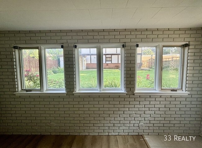 Building Photo - Light-filled Garden Studio in Rogers Park
