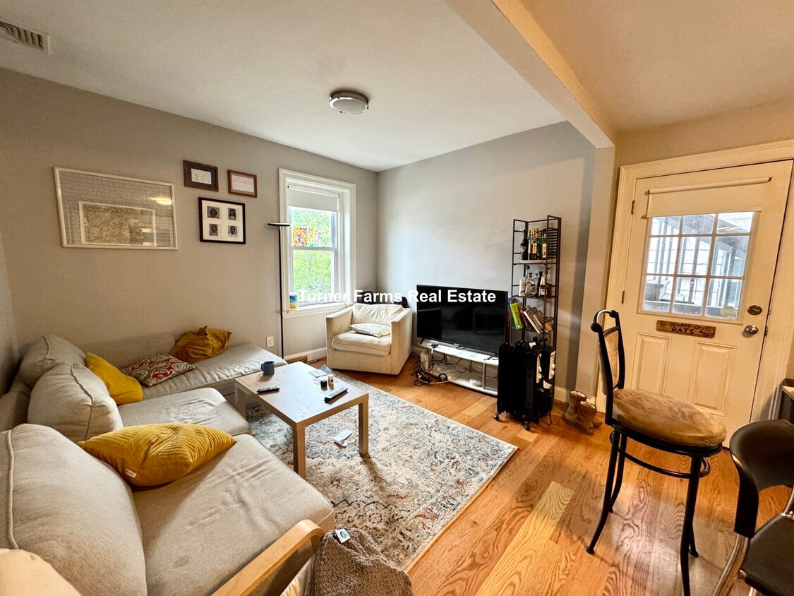 Primary Photo - 122 Berkshire St