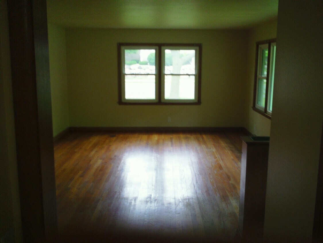 Building Photo - 6001 Queens Way