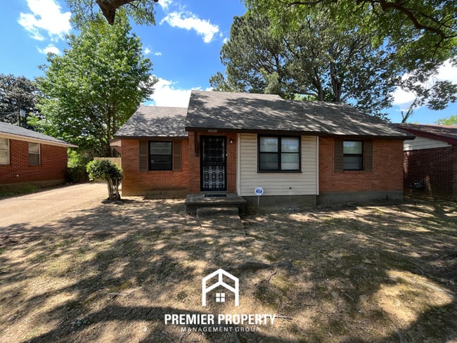 Charming 3BR/2BA in South Memphis | Fully Fenced Backyard & Open Layout - Charming 3BR/2BA in South Memphis | Fully Fenced Backyard & Open Layout House
