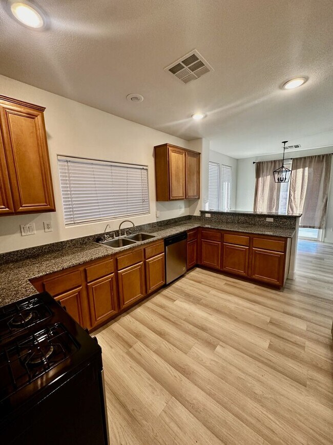 Foto del edificio - 3 Bd, 3 Bth Amazing Oasis with New Paint