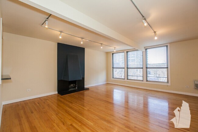 Building Photo - 1425 N Dearborn St