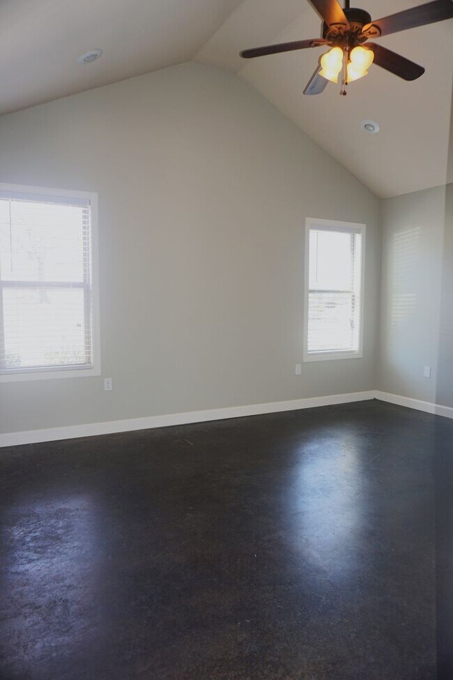 Foto del edificio - 4 Bed 2 Bath