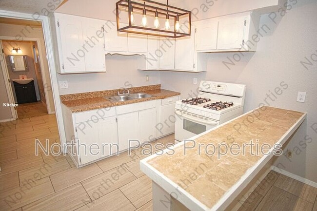 Building Photo - 1025 E Eighth