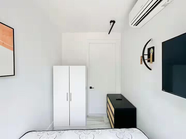 Foto del edificio - Furnished room/NOT APARTMENT