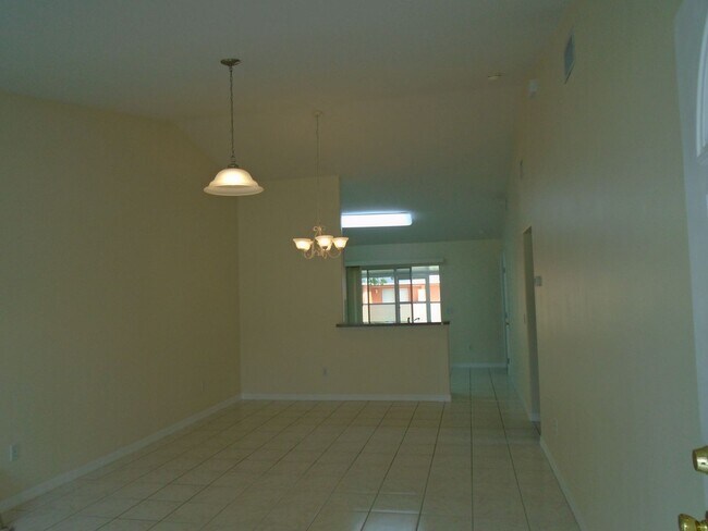 Foto del edificio - Tile floor through out!