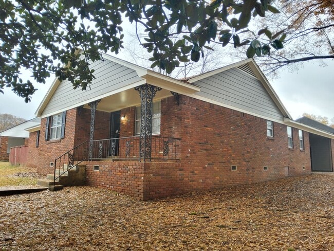 Foto del edificio - Picturesque Home Worth Checking Out