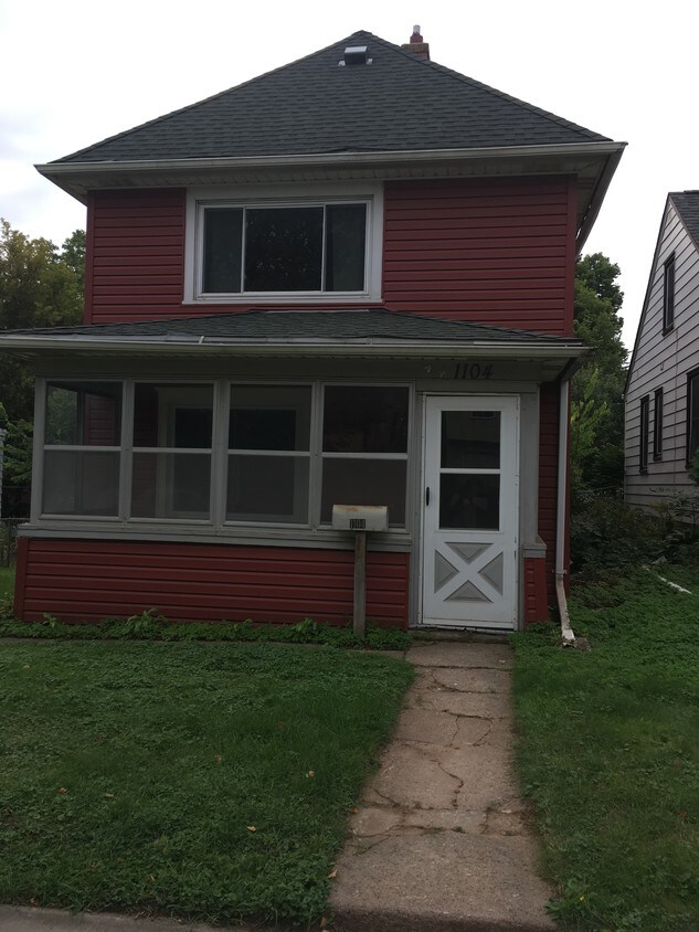 Primary Photo - 1104 Suburban Ave
