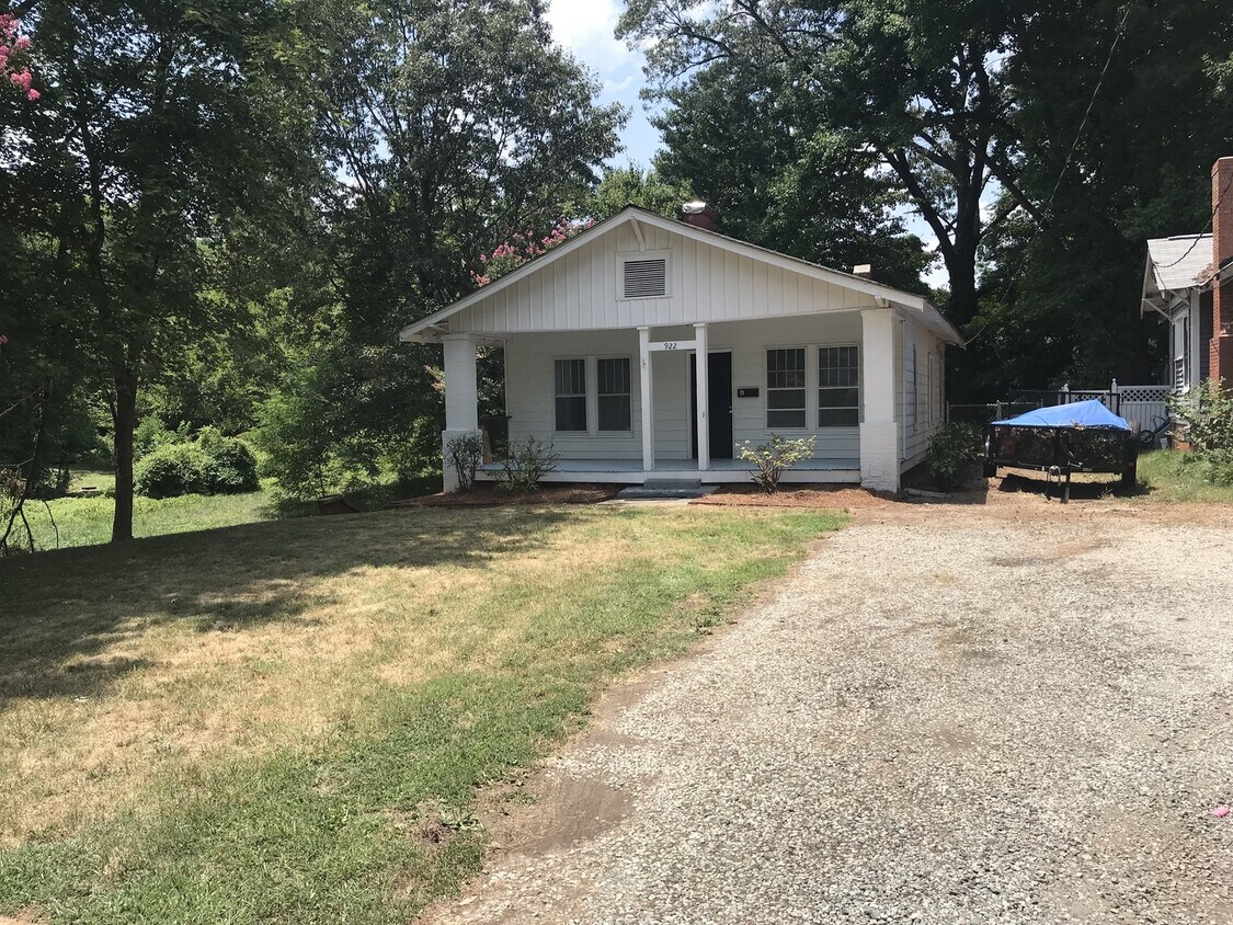 Foto principal - Remodeled 2BR convenient to UNCG-Lawn Serv...