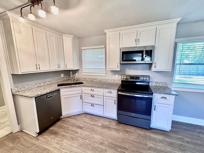 Building Photo - Beautiful Newly Updated Home In Denham Spr...