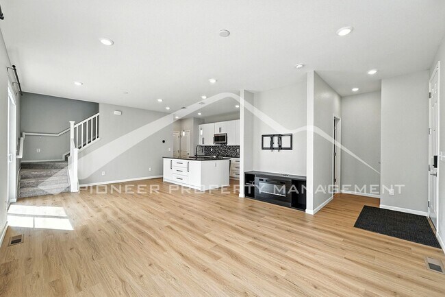 Building Photo - Spacious Townhouse with Central AC and Was...