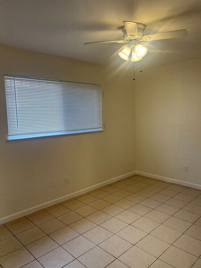 Foto del edificio - ADORABLE 2 BED DUPLEX WITH NEWER KITCHEN!!