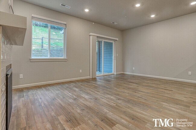 Foto del edificio - Stunning 3 Bedroom Townhome in Prestigious...