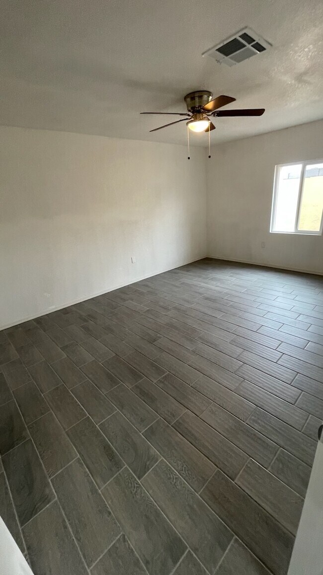 Foto del edificio - 629 E Dee St