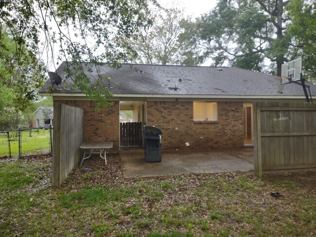 Foto del edificio - 1695 Ravenwood Ln