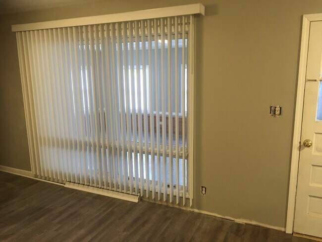 Family Room - 10520 N Delaware St
