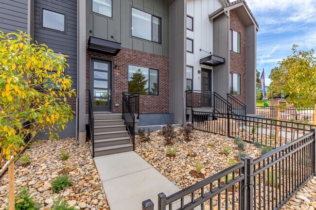 Foto del edificio - Brand new townhome steps to huge park!