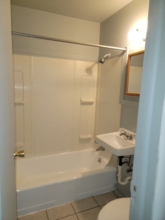 Foto del edificio - 2BR/1BA Updated Home – Vouchers Welcome!