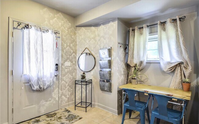 Foto del edificio - Spacious 2BR/2.5BTH English Basement Apart...