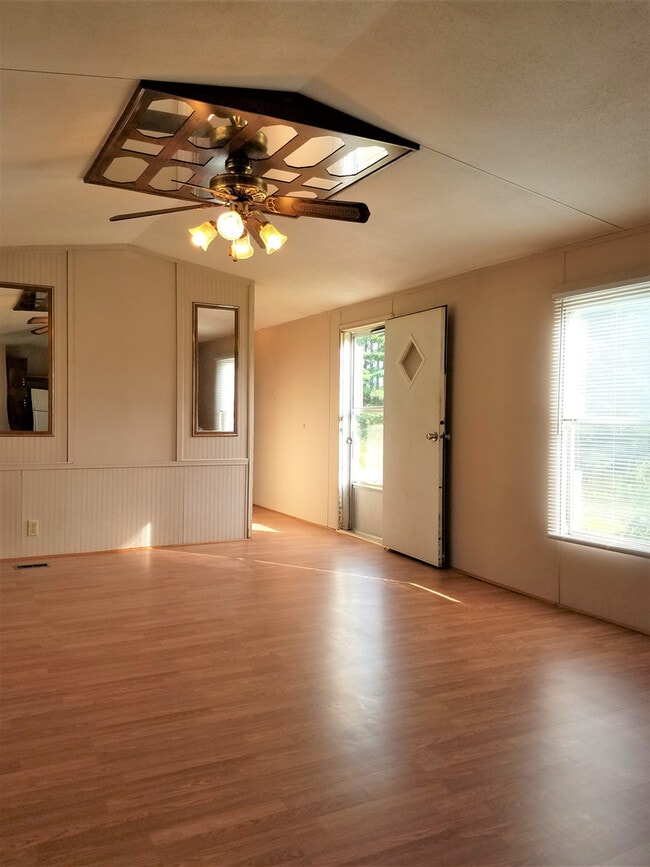 Foto del edificio - 1617 Nettle Knob Rd