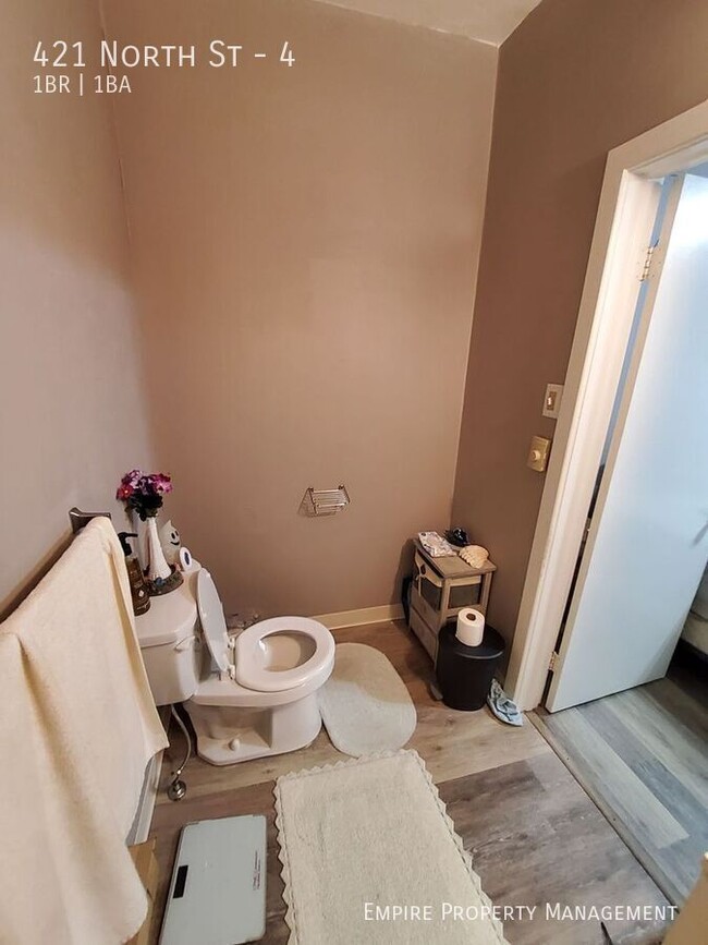 Building Photo - Available Now 1 Bedroom / 1 Bathroom in Ji...