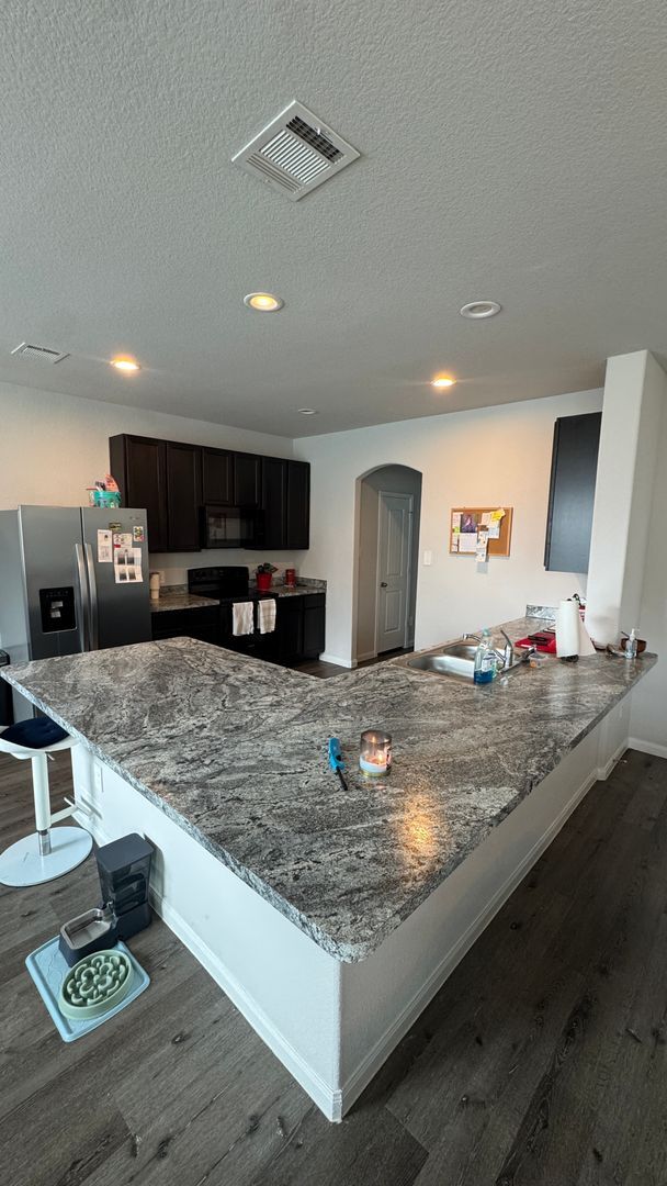 Foto del edificio - Entertainer’s Kitchen + Oversized Primary Suite | 4 Bed House in Bryan