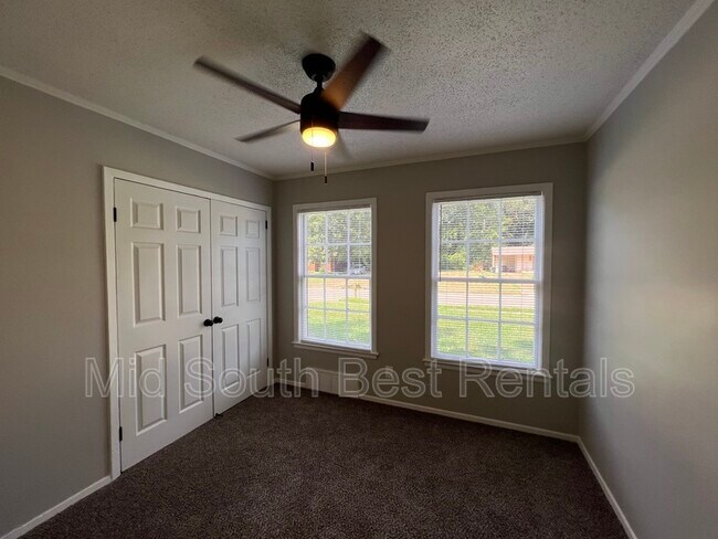 Foto del edificio - 1609 Haywood Ave