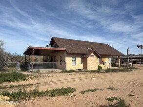 Building Photo - 1328 E Maddock Rd