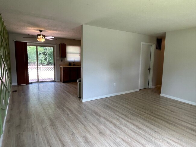 Building Photo - Cute 3 bed 1 bath close to I-265