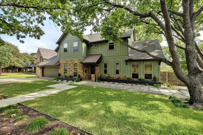 Foto del edificio - Beautiful 4-Bed Home in Highland Park West...