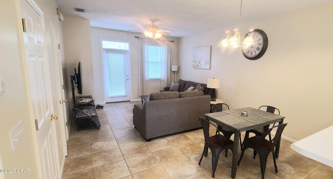Foto del edificio - 8121 Singletary St