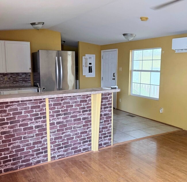 Building Photo - 498 Yolanda St