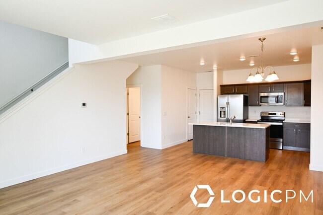 Building Photo - Stunning Townhome In Excellent Location!