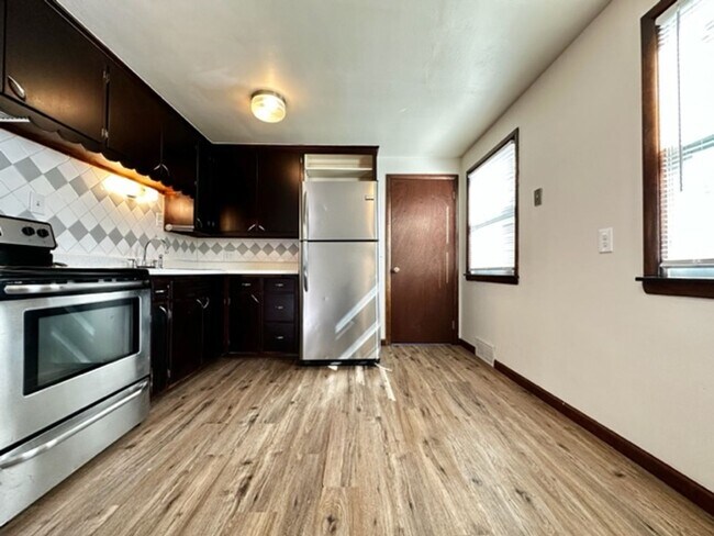 Building Photo - Charming 3 Bedroom 1 Bath Single Family Home