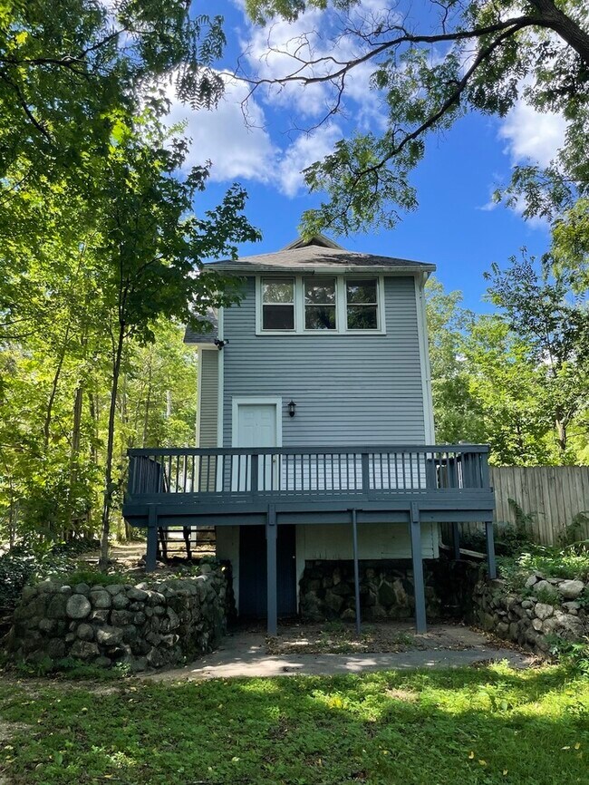 Building Photo - 4 bed/2 bath home close to WMU and downtow...