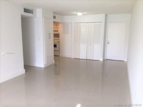 Foto del edificio - 8840 Fontainebleau Blvd