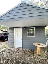 Building Photo - 135 Honeysuckle Ln