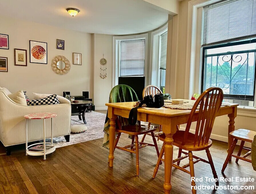 Foto principal - 1942 Beacon St