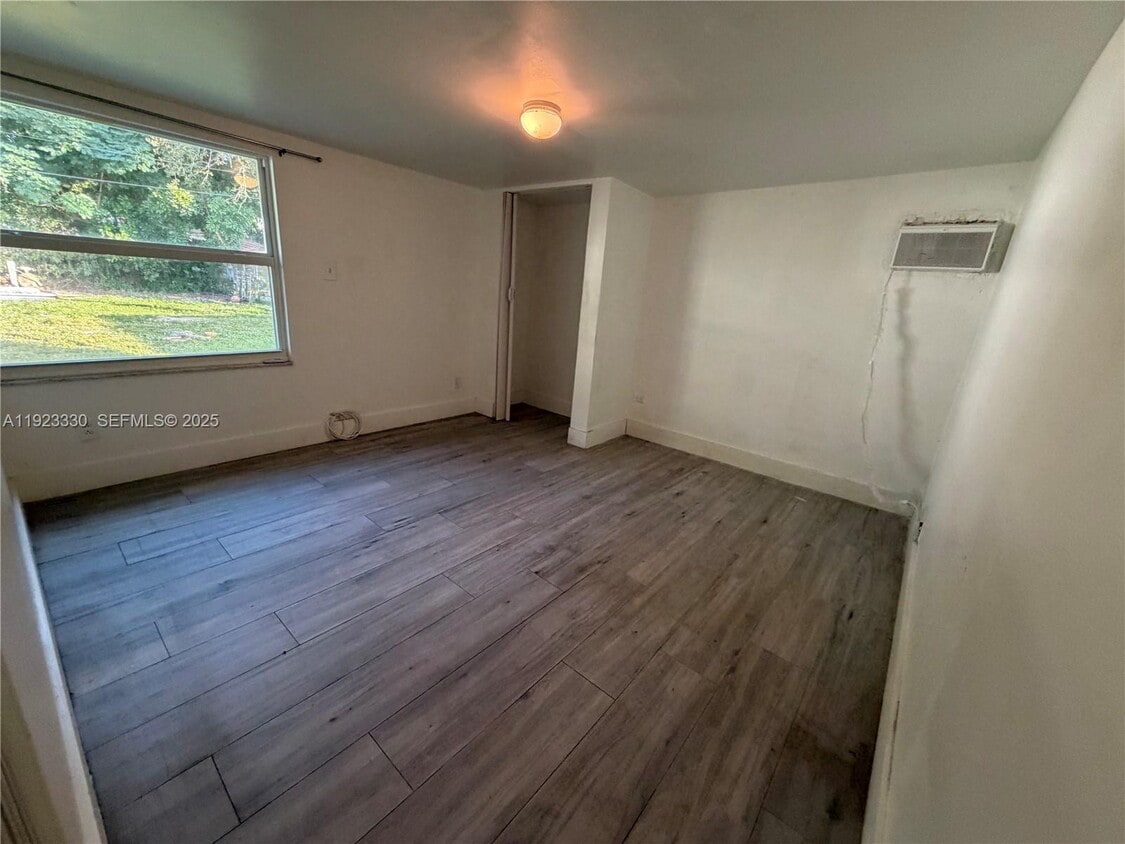 Foto principal - 11XX SW 24th Ave