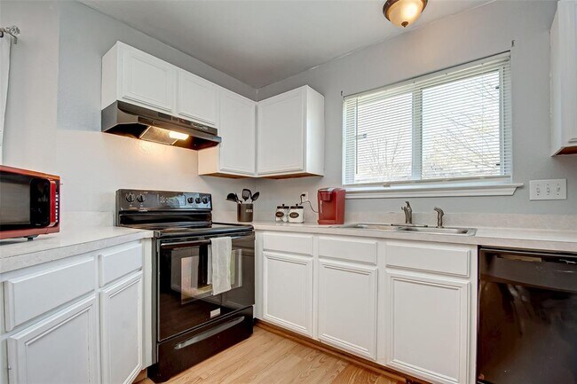 Building Photo - 15621 Martineau St