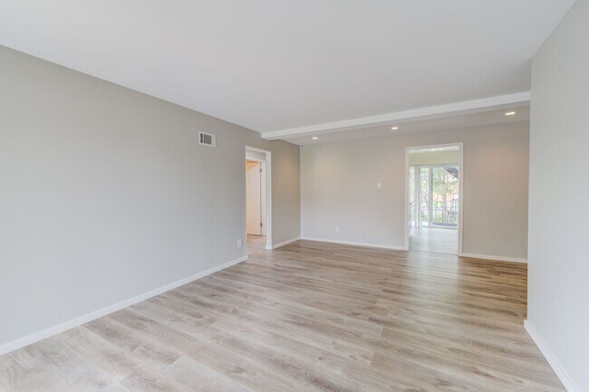 Foto del edificio - Updated 2 Bedroom Condo with a Move-In Spe...