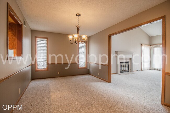 Foto del edificio - 4 br, 3.5 bath House - 12842 Burt Ct