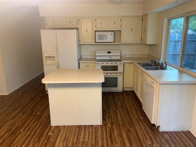 Building Photo - 1303 Shady Hollow