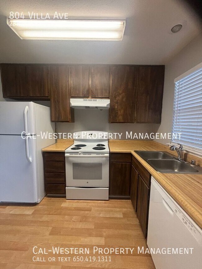 Building Photo - 2 Bed 2.5 Bath Two Story Townhouse with sm...