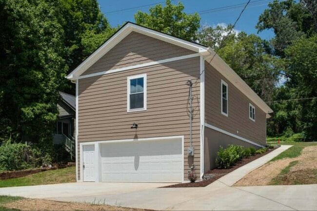 Building Photo - 2226 Riverside Dr