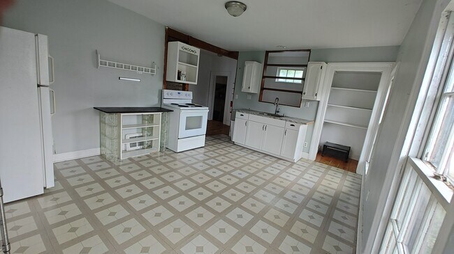 Kitchen/Dining Room - 706 W Kalamazoo Ave