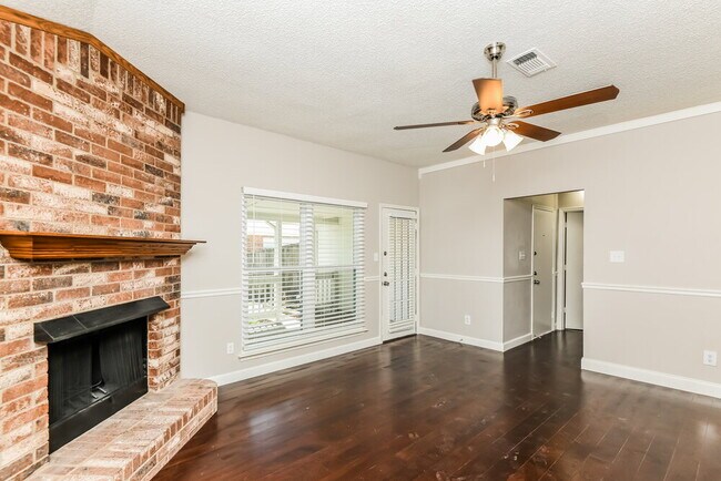 Foto del edificio - 216 Rosewood Ln