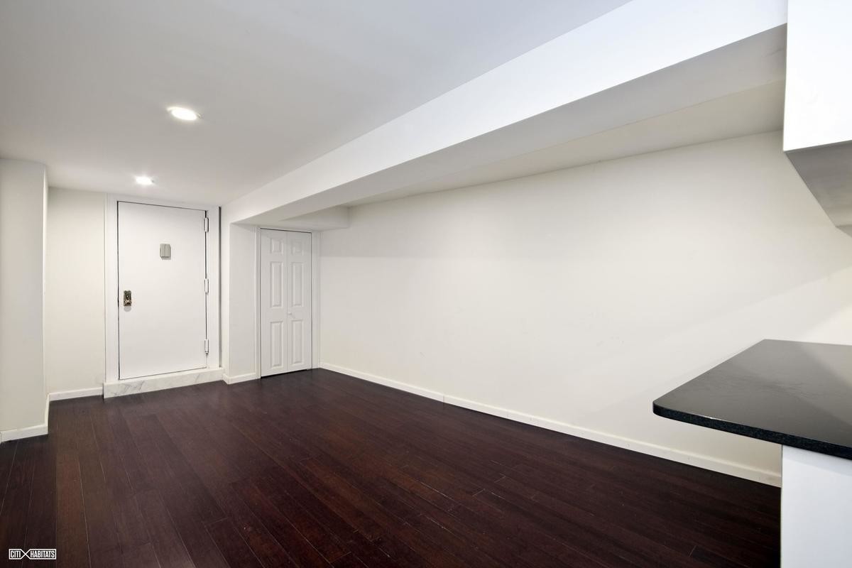Foto principal - 32 E 1st St